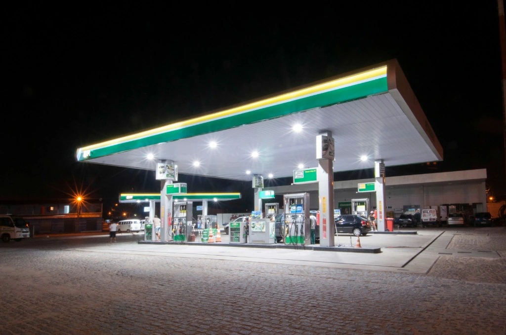 Posto de combustível iluminado à noite