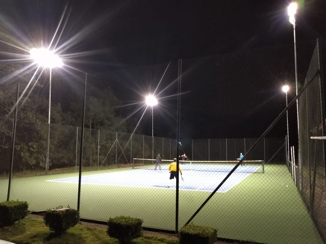 Quadra residencial de Tennis com iluminação GlixLeds