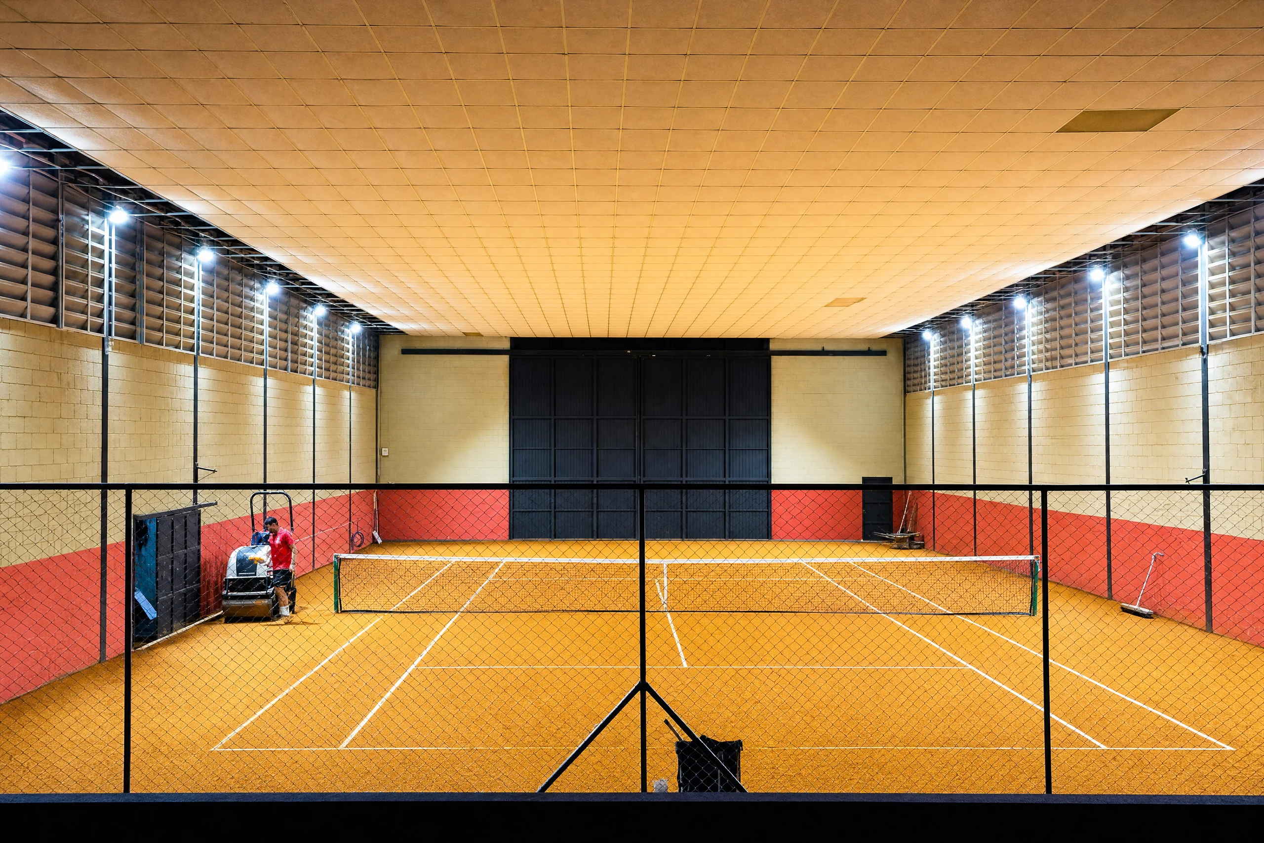 Quadra de Tennis em saibro coberta com iluminação LED
